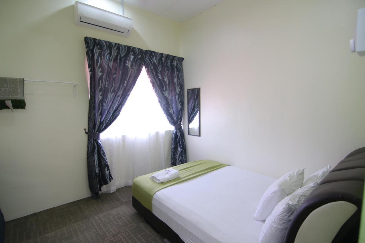 Homestay Hj Esmon 3 Uthm Parit Raja Exterior photo