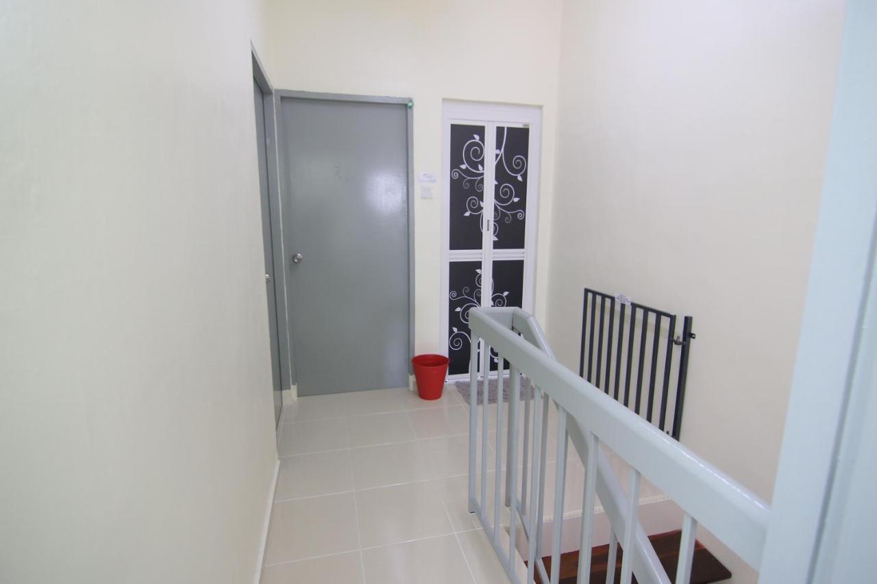Homestay Hj Esmon 3 Uthm Parit Raja Exterior photo